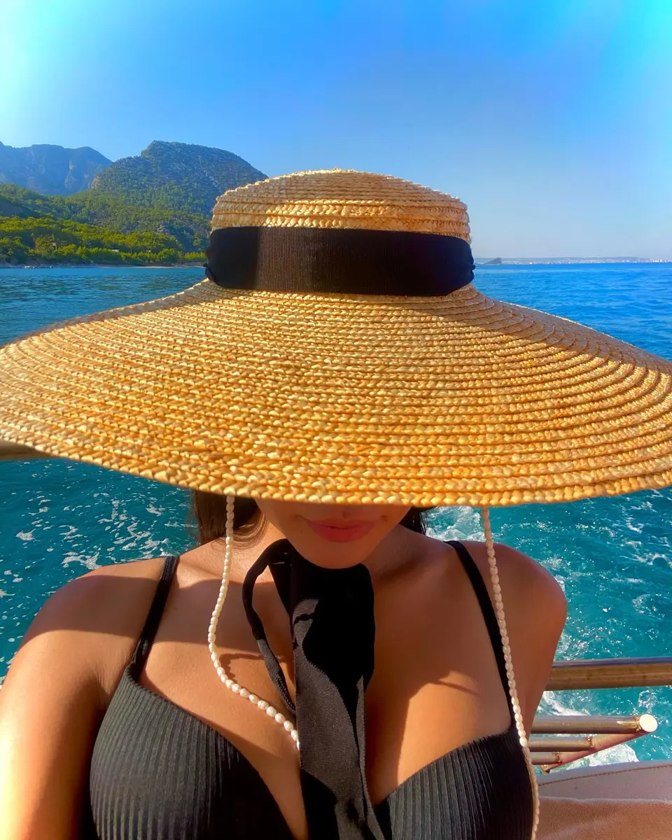 Каракат escort in Алматы